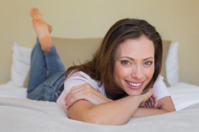 Portrait femme detendue souriante couche dans son lit 13339 3657